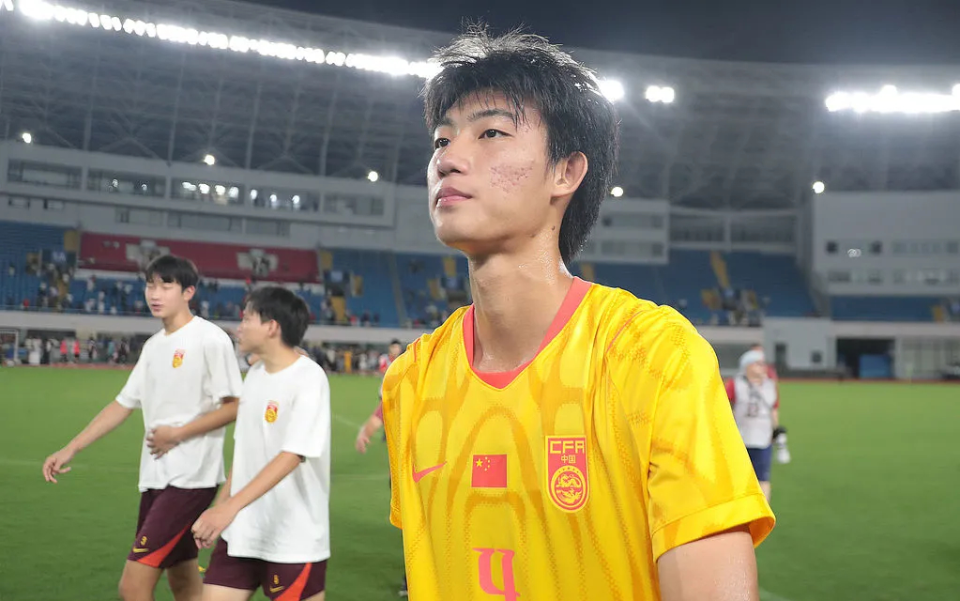 国足名单最大惊喜!17岁清华高中生入选创历史 成首位非职业国脚