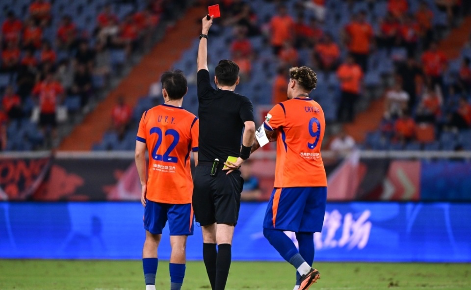 十人泰山1-1新鹏城仍第5！克雷桑18秒闪击+染红 戴伟浚破2年球荒