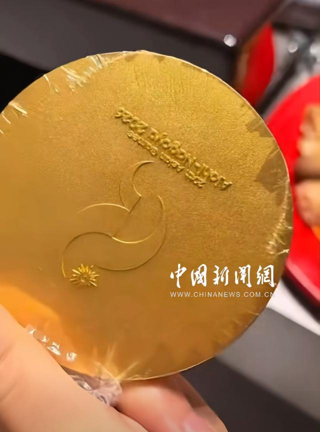 亚运金牌摸摸就花？空手道冠军李巧巧晒磨损后金牌